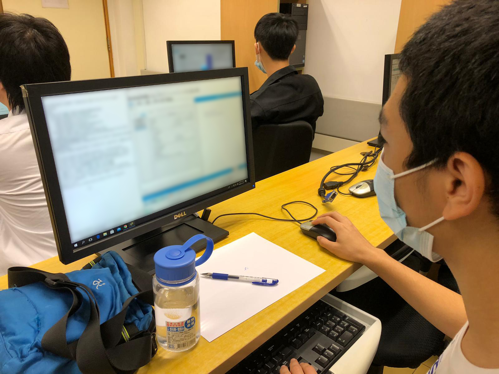 �ڮճ��u�ͦP�ǥ��b����