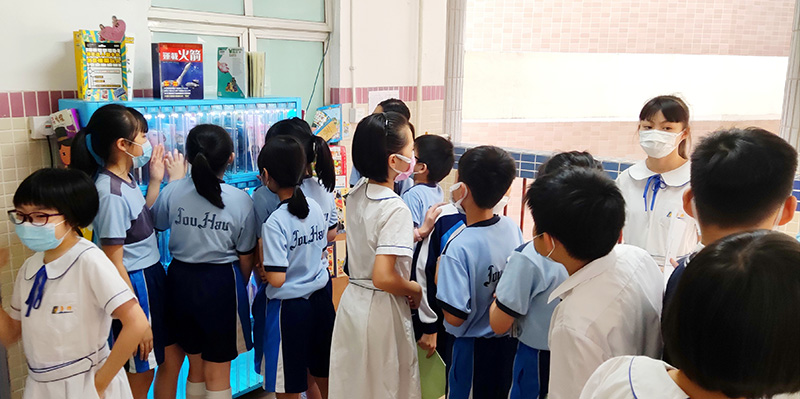 �ǥͦb�ۧU���ٮѾ���J�M�_