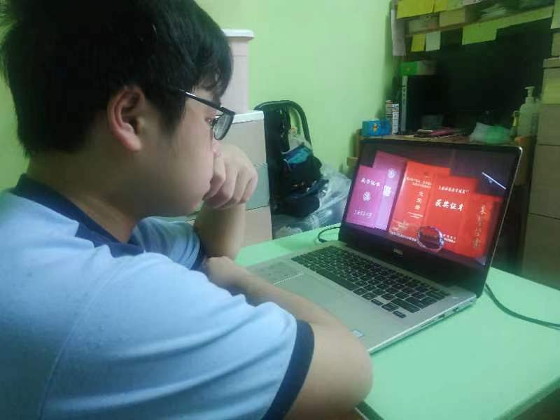 �P�ǭ̦b�a�i��u�W����笡��