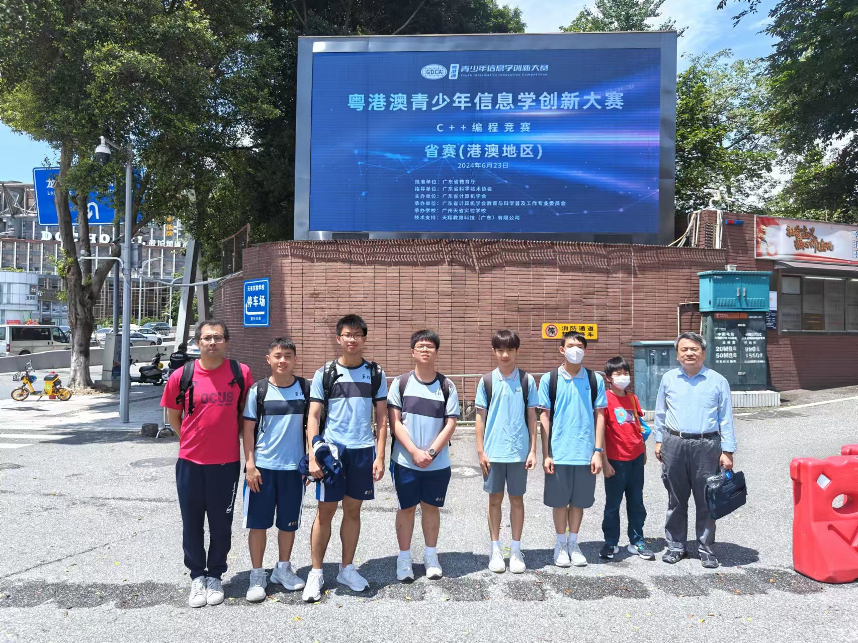 �s�{�o���v�ͦb�M�ɦX��